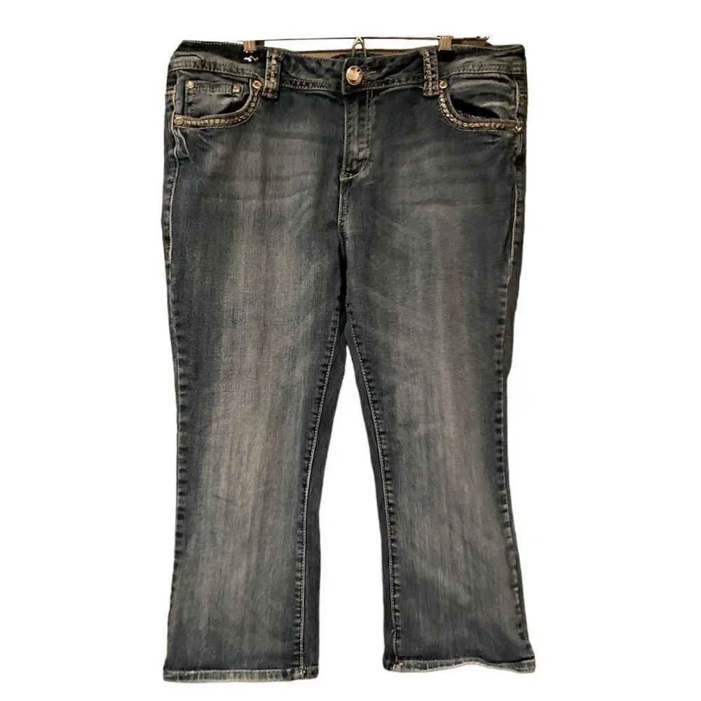 Grace in La Cropped Jeans